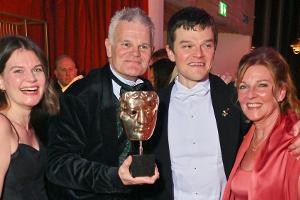 BAFTA-Überraschung Robert Aramayo feiert seinen Sieg mit der Familie