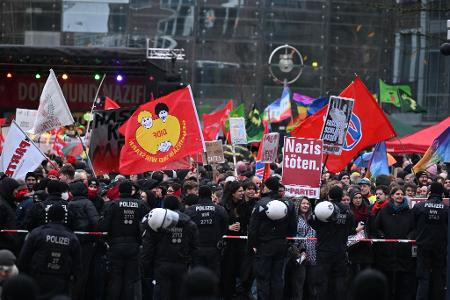 Mehr als 3.000 Menschen haben sich laut Polizei an den Protesten gegen Höcke in Dortmund beteiligt.
