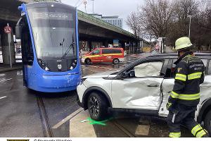 Die Feuerwehr München im Einsatz bei einem Verkehrsunfall zwischen einer Tram und einem Pkw auf der Dachauer Straße.