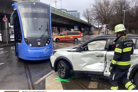 Die Feuerwehr München im Einsatz bei einem Verkehrsunfall zwischen einer Tram und einem Pkw auf der Dachauer Straße.