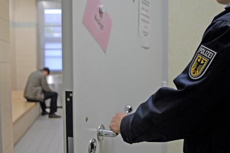 Die Bundespolizei hat bei Kontrollen an der A93 und in Rosenheim mehrere gesuchte Männer festgenommen.