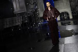 Romeo Beckham läuft vor Partnerin und Ex-Freundin über den Laufsteg