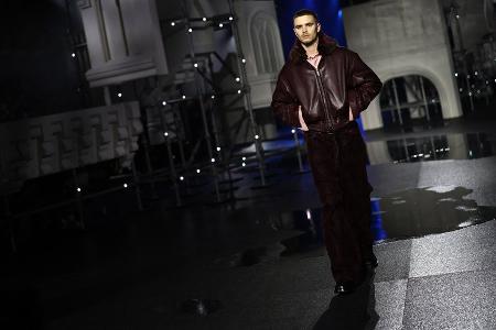 Romeo Beckham läuft vor Partnerin und Ex-Freundin über den Laufsteg