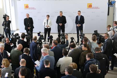 Auf einer Pressekonferenz wurde Heiner Wilmer als neuer Chef der deutschen Bischöfe vorgestellt. 
