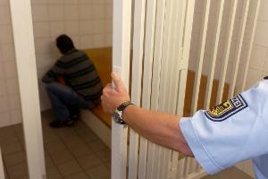 Die Bundespolizei hat an der A93 einen Mann festgenommen, der für die Dauer von 312 Tagen ins Gefängnis muss.