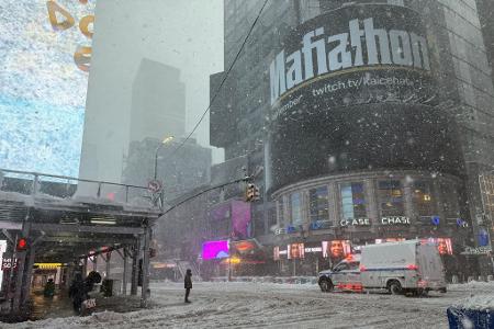 Am berühmten Times Square waren am Morgen nur vereinzelt Besucher unterwegs.