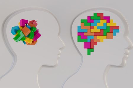 Zwei Köpfe mit Bausteinen, links unsortiert, rechts sortiert