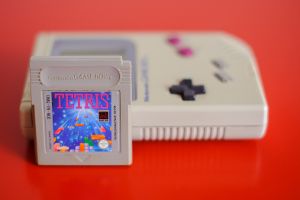 Tetrisspiel vor einem alten Gameboy