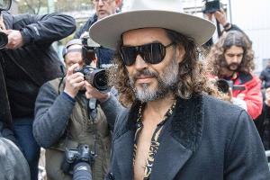 Russell Brand vor Gericht: Er plädiert auf nicht schuldig