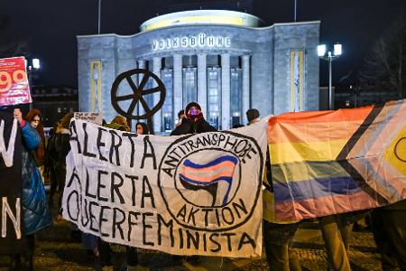 Es gibt aber auch Protest gegen Schwarzer vor der Volksbühne.
