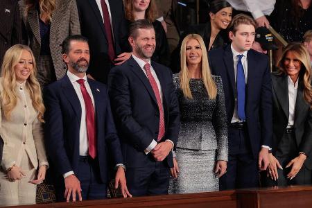 Neben seinen vier Geschwistern: Überraschungsauftritt von Barron Trump