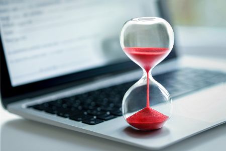 Sanduhr steht auf einem Laptop