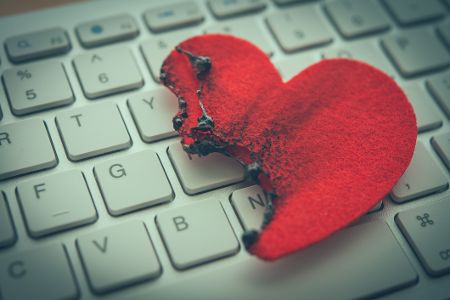 Ein verkohltes Herz liegt auf einer Tastatur