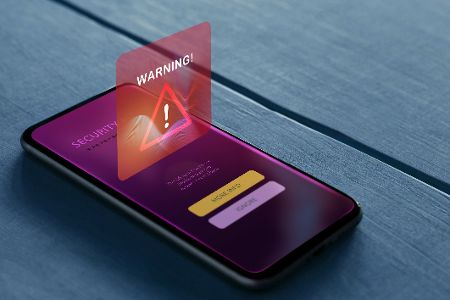 Aus einem Handy steigt eine virtuelle Sicherheitswarnung