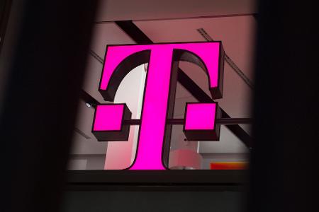 Ein Telekom-Logo strahlt in Magenta - für den Konzern sind die Behördenpläne eine gute Nachricht. 