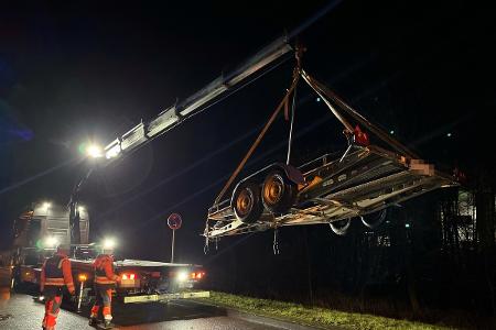 Der verkehrsunsichere Anhänger wird verladen.