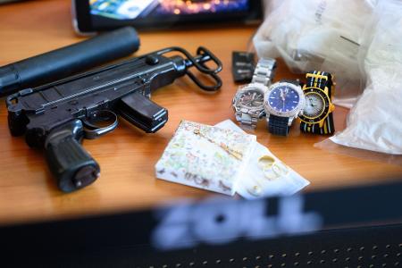 Waffen, Drogen, Luxusuhren - der Zoll wird bei Verbrecherbanden immer wieder fündig.