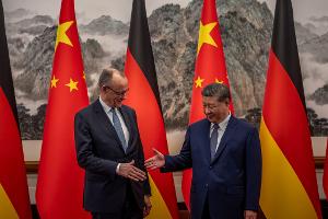 Der Besuch in China ist für Merz ebenso wichtig wie heikel.