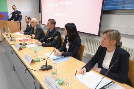 Julian Göbel (l-r), Mario Mannweiler, Stefan Heimes, Friederike Manuelle-Sander und Simone Roeder äußern sich bei der Pressekonferenz.
