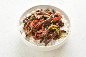 Crispy Chili Beef auf Basmatireis