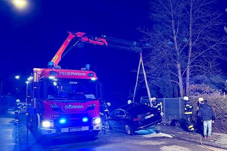 Einsatzkräfte der Feuerwehr München bei einem Pkw-Brand.