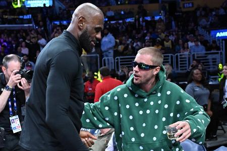 Treffen vor dem Spiel: Fans feiern Justin Bieber und LeBron James