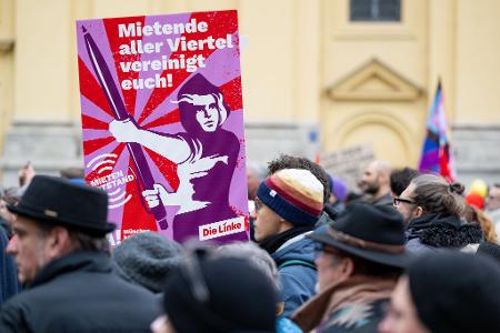 In München und anderen Großstädten formiert sich mittlerweile Widerstand gegen die stetig steigenden Mieten. Anders als Ifo-Präsident Fuest fordern die Demonstranten jedoch eine Verschärfung der Mietpreisbremse. (Archivbild)