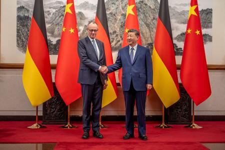 Kanzler Merz will bei seiner China-Reise Chancen für die deutsche Wirtschaft ausloten