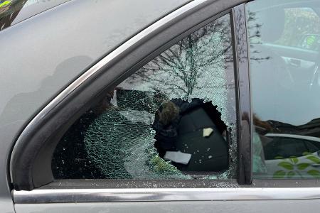 An sieben Fahrzeugen wurden die Scheiben eingeschlagen.