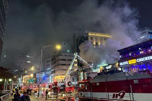 Ein Feuer ist in einem Restaurant im Stadtzentrum von Seoul, direkt hinter dem Rathaus, ausgebrochen. 