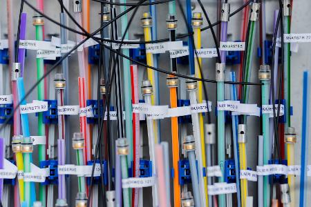 Glasfaserkabel in einem Schaltkasten.