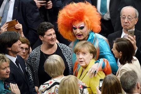 Unerwartetes Zusammentreffen: Kanzlerin Angela Merkel und Travestiekünstlerin Olivia Jones in der Bundesversammlung 2017. (Archivbild)