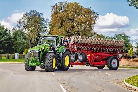 02/2026 John Deere 8R Traktor