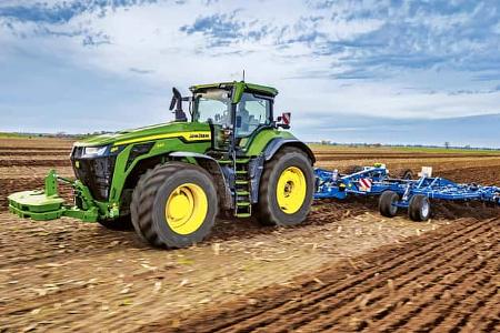 02/2026 John Deere 8R Traktor