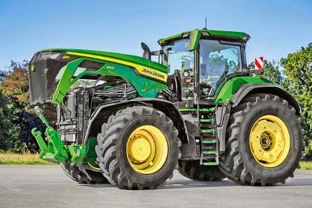 02/2026 John Deere 8R Traktor