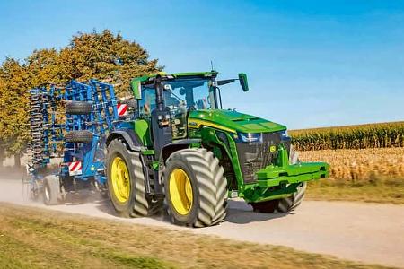 02/2026 John Deere 8R Traktor