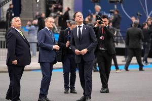Kann Nato-Generalsekretär Mark Rutte (r) in dem aktuellen Konflikt vermitteln? Ungarns Ministerpräsident Viktor Orban (l) steckt mitten im Wahlkampf und steht unter Druck. (Archivbild)