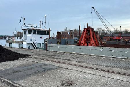 das Arbeitsfahrzeug mit bordeigenen Bagger
Quelle WSP Emden