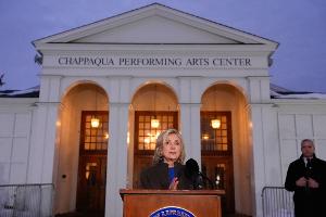 Hillary Clinton tritt nach ihrer Aussage vor einem Ausschuss des US-Kongresses im Zuge der Aufarbeitung des Epstein-Skandals vor die Presse.