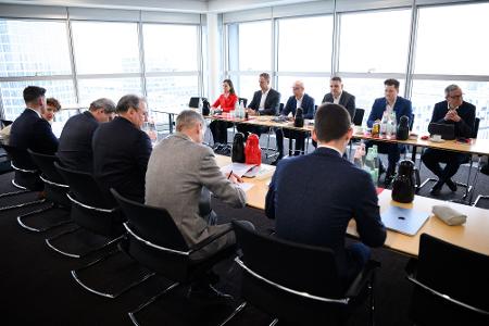 Die Tarifverhandlungen zwischen Bahn und GDL verliefen bisher weitgehend geräuschlos. (Archivbild)