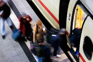 Die Tarifeinigung von Bahn und GDL bedeutet auch: Keine Warnstreiks in diesem und dem kommenden Jahr auf der Schiene. (Archivbild)