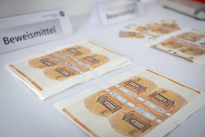 Der 50-Euro-Schein wird am häufigsten gefälscht: 33.956 Stück zählte die Bundesbank in Deutschland im Jahr 2025. Das war fast die Hälfte aller Euro-Blüten hierzulande. (Archivbild)