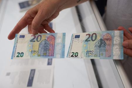 Wer genau hinschaut, kann leicht einen echten von einem gefälschten Schein unterscheiden. (Archivbild)