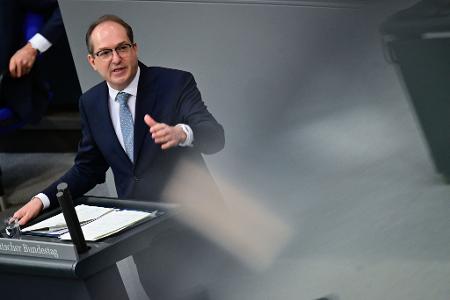 Bundesinnenminister Alexander Dobrindt (CSU) lobte die eigene Migrationspolitik als Erfolg.