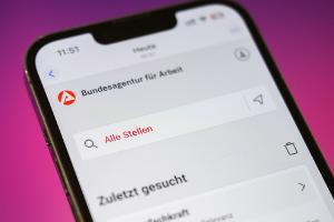 Die Arbeitslosigkeit in Deutschland ist im Februar leicht gesunken, die Zahl der Arbeitslosen bleibt aber oberhalb der Grenze von drei Millionen. 