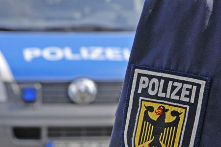 Am Bahnhof in Bernau wurden Steine auf die Schienen gelegt. Die Rosenheimer Bundespolizei ermittelt wegen eines gefährlichen Eingriffs in den Bahnverkehr.
