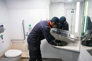 Mit mobilen Reparaturteams will die Deutsche Bahn für mehr funktionierende Toiletten im Fernverkehr sorgen. 