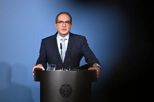 Bundesinnenminister Alexander Dobrindt (CSU) hält nichts von einem AfD-Verbotsverfahren, lässt die Partei aber weiterhin durch den Inlandsgeheimdienst beobachten. 