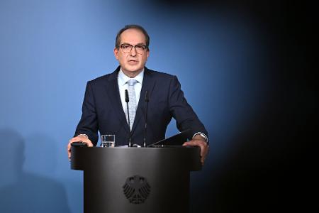 Bundesinnenminister Alexander Dobrindt (CSU) hält nichts von einem AfD-Verbotsverfahren, lässt die Partei aber weiterhin durch den Inlandsgeheimdienst beobachten. 