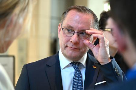 AfD-Chef Tino Chrupalla sieht einem möglichen Verbotsverfahren gegen seine Partei durch die Kölner Gerichtsentscheidung einen Riegel vorgeschoben. (Archivbild)